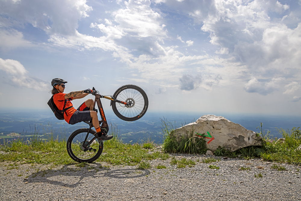 Radfahrer auf Hinterrad auf Berg