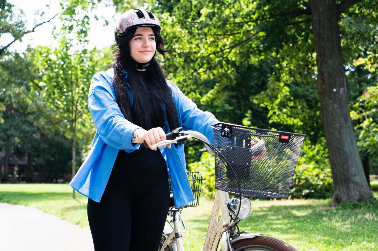 Slide: Seline Gigerl mit dem neuen Österreich radelt Höhenlinien Helm und Fahrrad