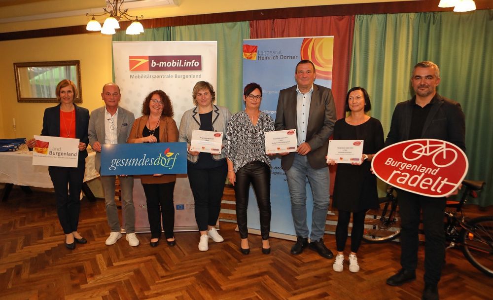 Landesrat Heinrich Dorner (r.) und Christine Zopf-Renner mit Sonja Glatz (Gesundes Dorf, 3.v.l.) sowie Bürgermeister Manfred Schmidt und Sandra Meixner (Platz 3, Marktgemeinde Steinberg-Dörfl), Administratorin Sandra Gartner (Gesundes Dorf Eltendorf) und Bürgermeister Horst Egresich (2.v.l.) und Administratorin Sandra Buzolich