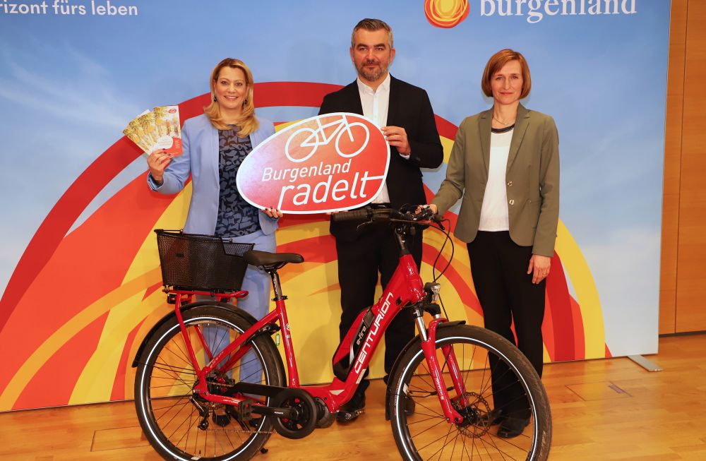 LR Winkler, LR Dorner, Christine-Zopf Renner mit Folder und Fahrrad
