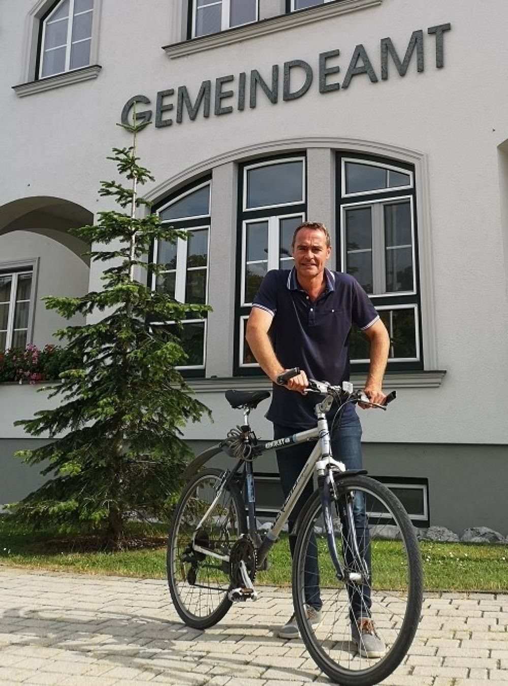 Martin Radatz vorm Gemeindeamt mit Fahrrad