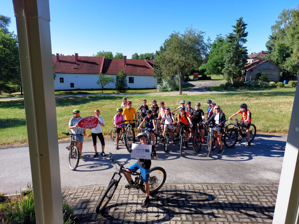 Ein Gruppenfoto mit Fahrrädern der Klasse 2bs der SMS Oberschützen