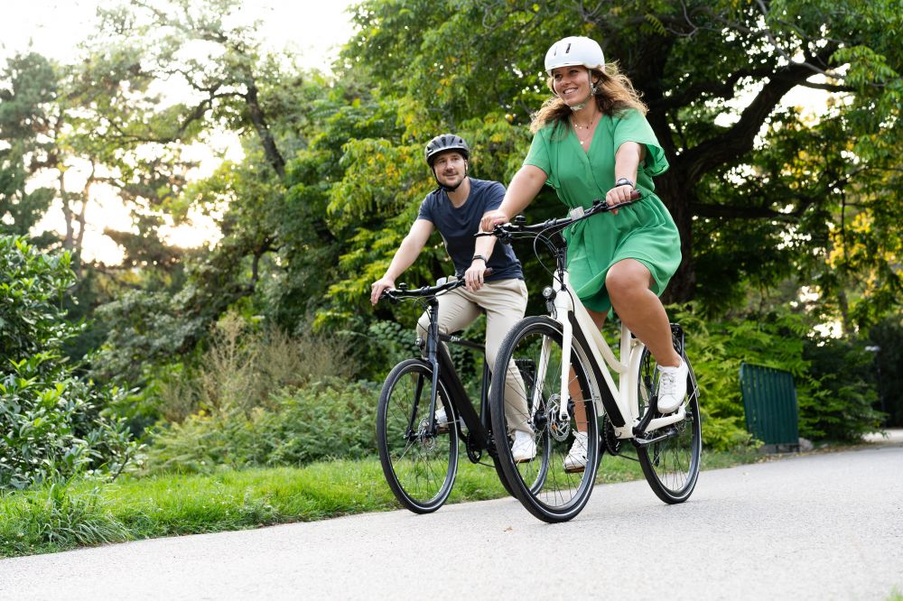 c_BMK_Sabine_Sattlegger_43.jpg zwei schnell-fahrende Radfahrer in einem Park