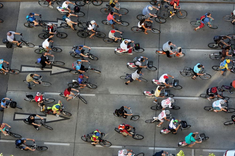 Radfahrer:innen beim Start eines Radevents aus der Vogelperspektive